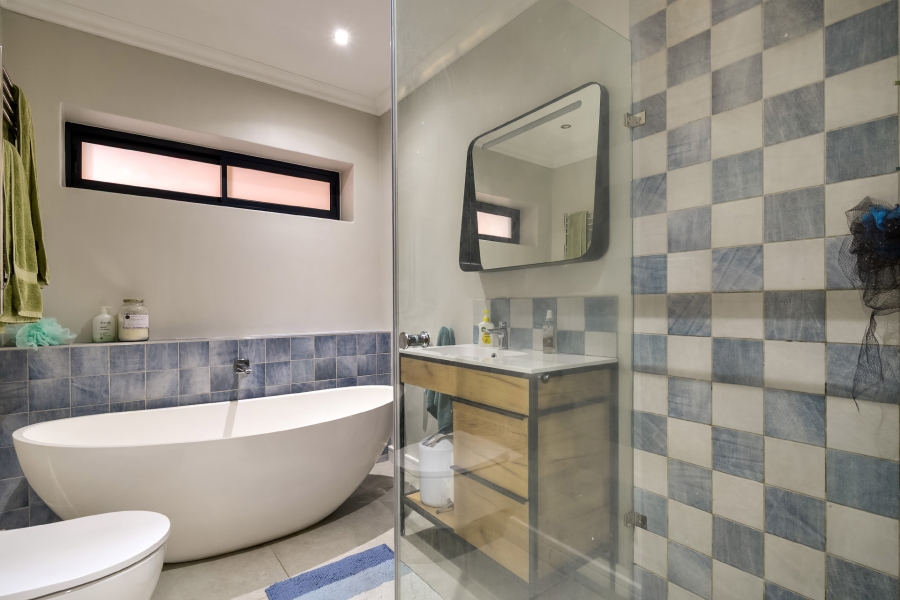 6 Bedroom Property for Sale in Kenridge Heights Western Cape